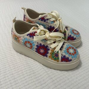 Colorful sneaker / size 7